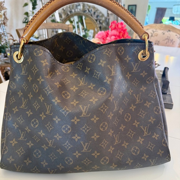 Louis Vuitton Monogram Artsy MM Shoulder Bag with Gold Accents - Picture 4 of 11